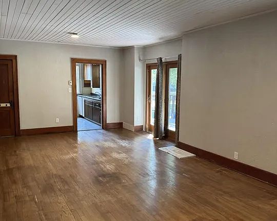 5th image of 602 N Broadway St