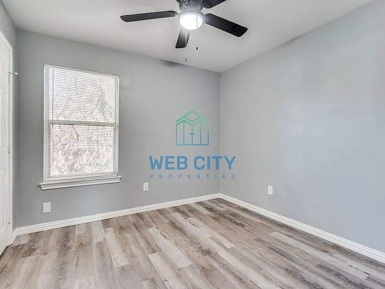 2525 Lyola St — Photo 9