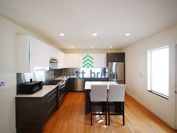 4th image of 3447A 22nd Ave W