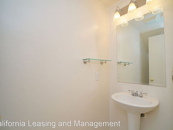4th image of 28403 Meadowlark Ct