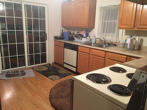 4th image of 605 Pleasant St