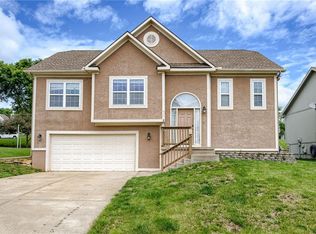 404 Killarney Ln, Smithville, MO 64089