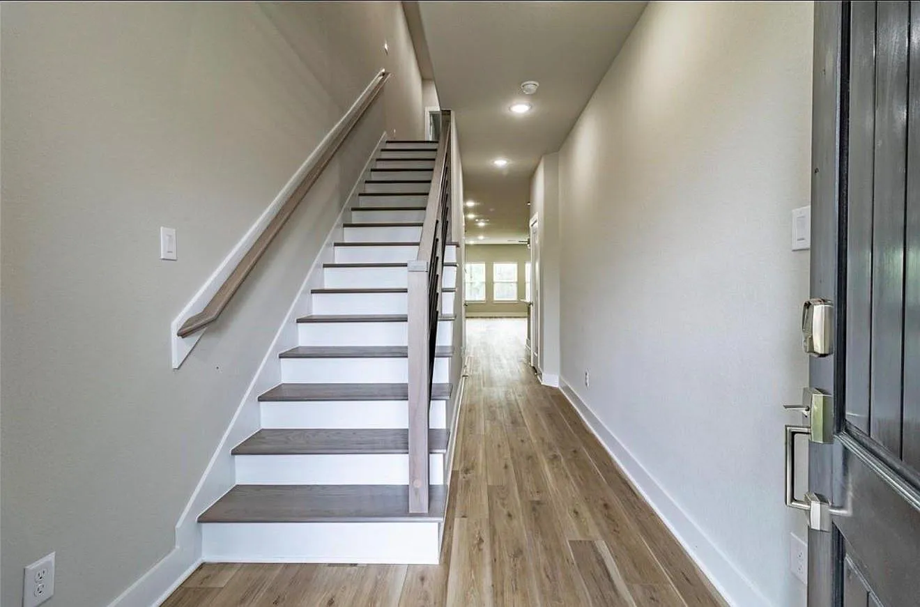 3 bed, 3.5 bath, 1903 sqft, $2,300 — Photo 2