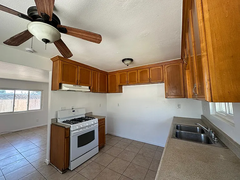 1218 Helix St #1218 — Photo 4