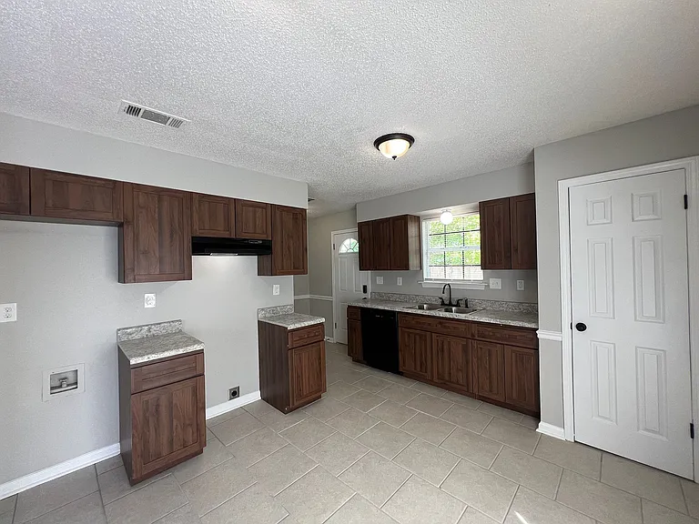4642 Pembine Dr — Photo 16