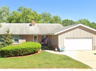 2111 Yvonne St, Waukesha, WI 53188