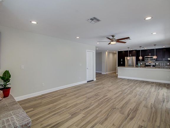 5th image of 102 W Balboa Dr
