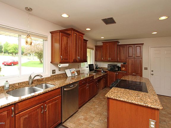 5th image of 4410 Woodhaven Dr