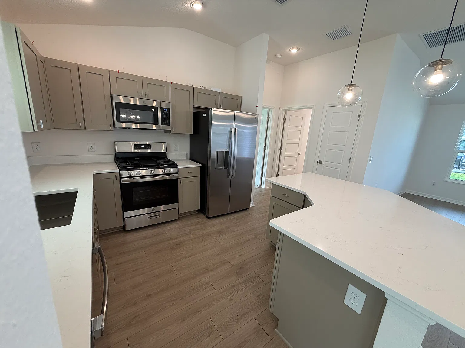 3 bed, 1584 sqft, $3,100 — Photo 4