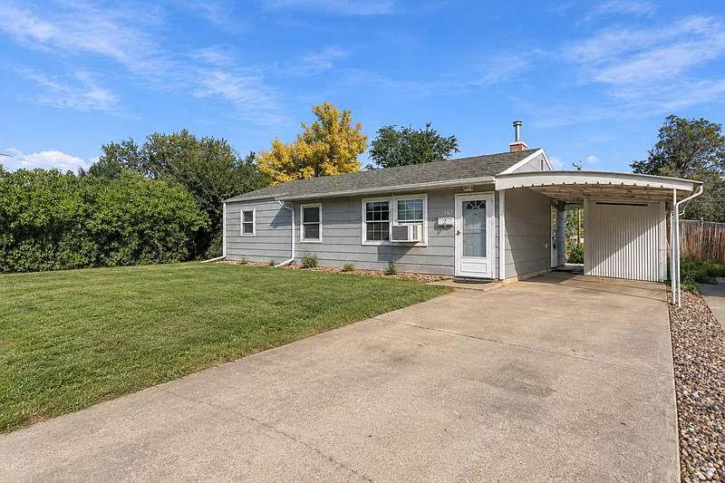 3 bed, 1.0 bath, 912 sqft, $1,600 — Photo 2