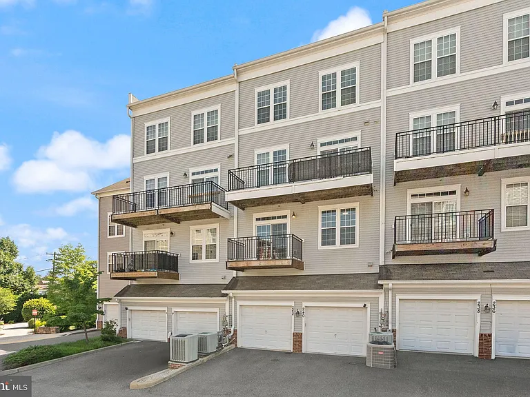 242 N Summit Ave #21 — Photo 56