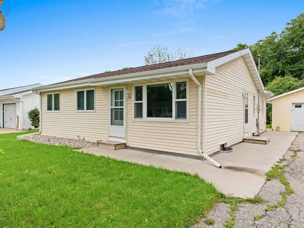 1008 Meadowview Dr, Menasha, WI 54952