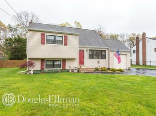12 Schoolhouse Rd, East Islip, NY 11730