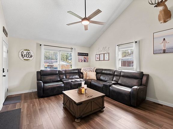 4th image of 414 Maplewood Dr