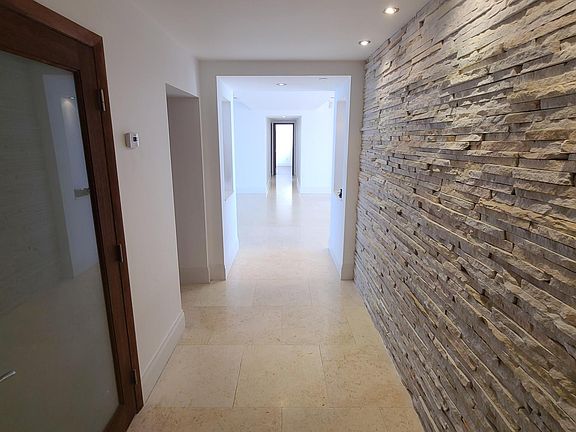 4th image of 1000 Venetian Way