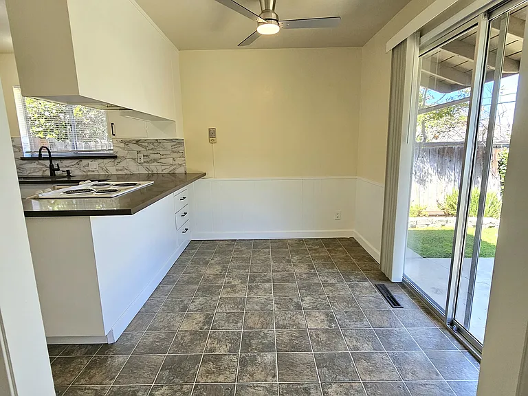 1240 Klee Ct — Photo 4