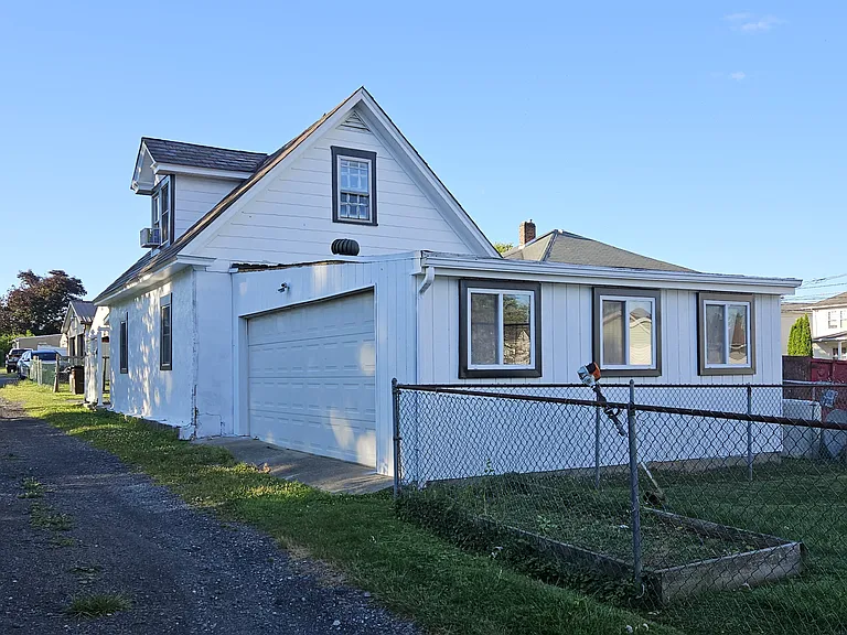 214 Somerset St — Photo 2
