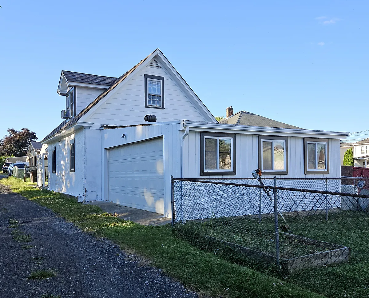 Building Photo - 214 Somerset St