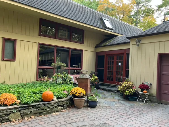 42 Cushman Rd, Amherst, MA 01054
