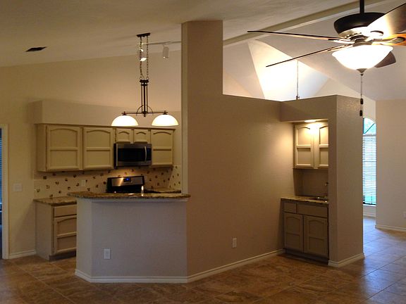 5th image of 1605 Honeyweed St