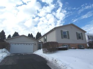 562 Glen Garry Rd, Cary, IL 60013