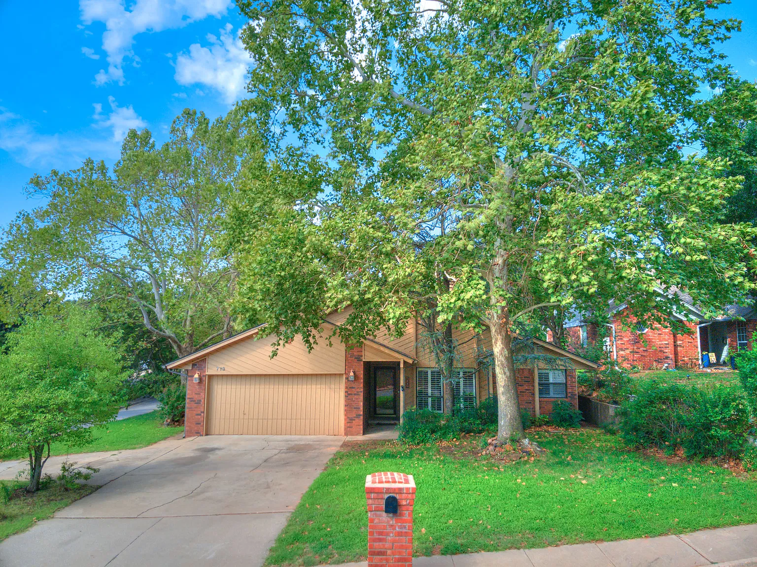 3 bed, 2.5 bath, 2461 sqft, $2,395 — Photo 2