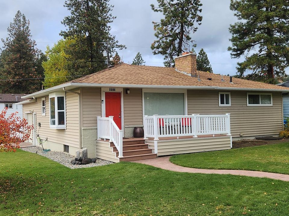 Front of home, spacious corner lot