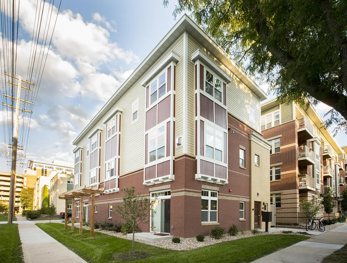 Building Photo - 103 S Mills St #202