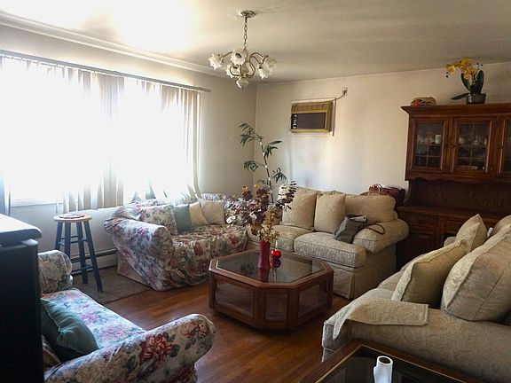 3rd image of 18 Holmes Ave