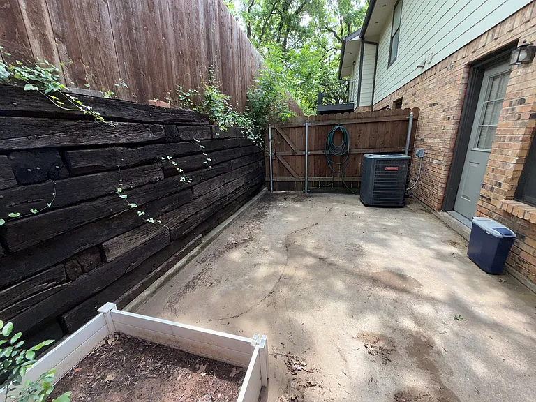 1227 Dallas Dr — Photo 20