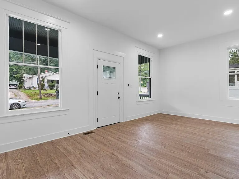 1503 N Chamberlain Ave — Photo 5