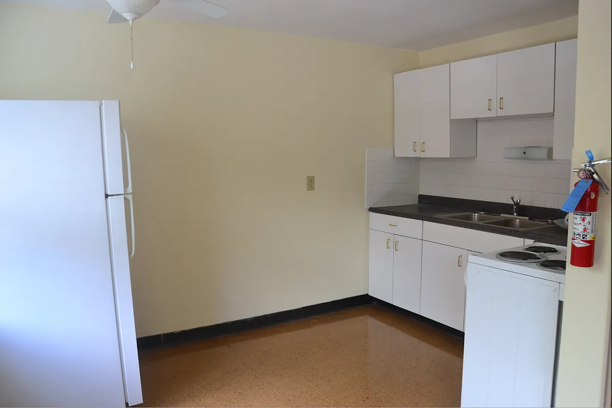 Building Photo - 204 E Hamilton Ave #21