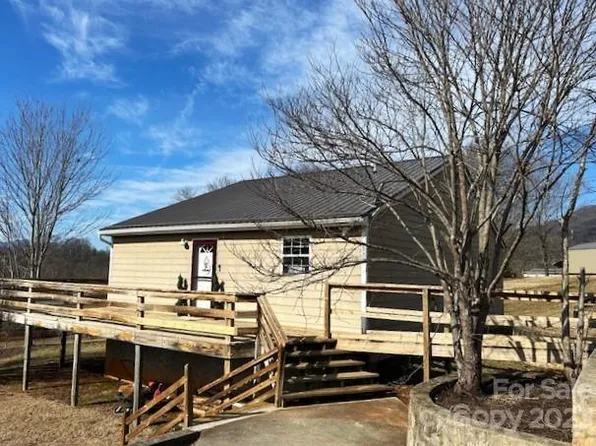 233 Candlelight Cir, Clyde, NC 28721