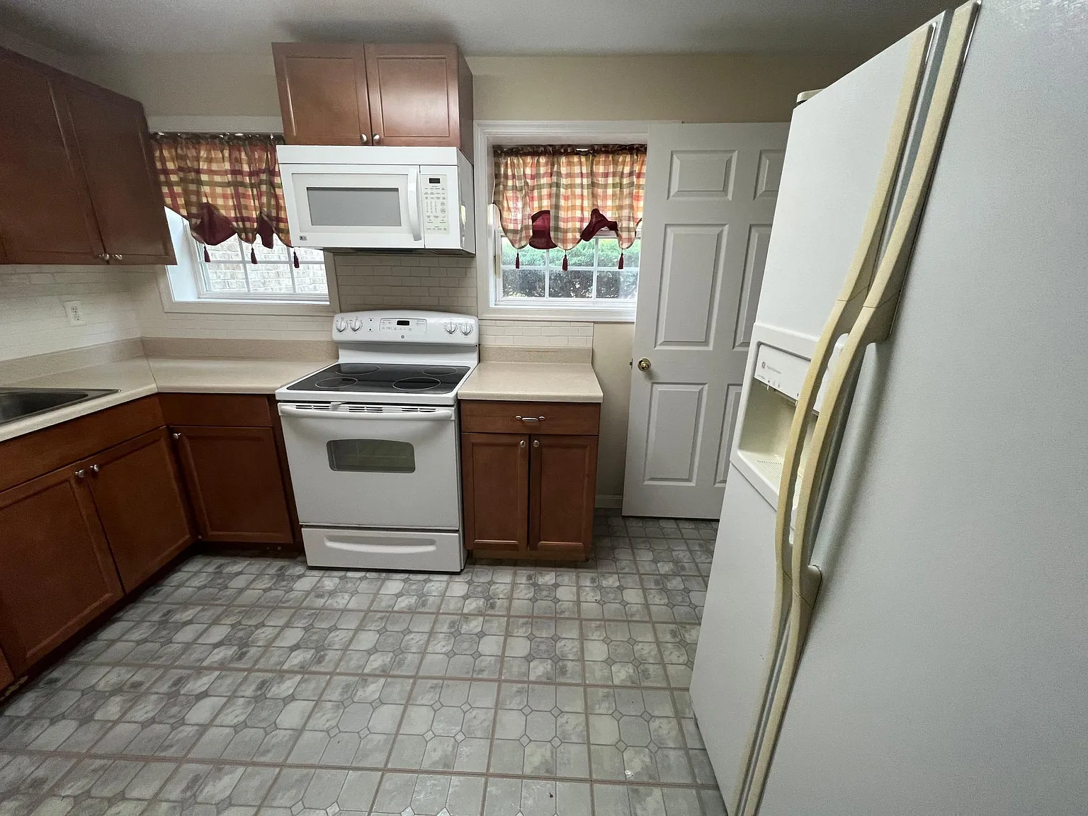 3 bed, 1416 sqft, $2,490 — Photo 3