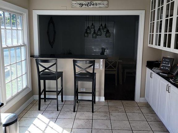 5th image of 411 Larchmont Ln