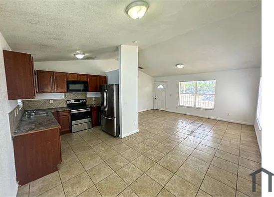 408 NW 12th St — Photo 2