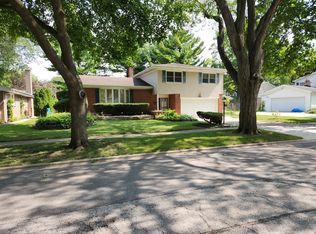 1032 E Viator Ct, Arlington Heights, IL 60004