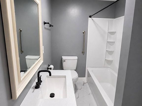 4th image of 623 Arlington St