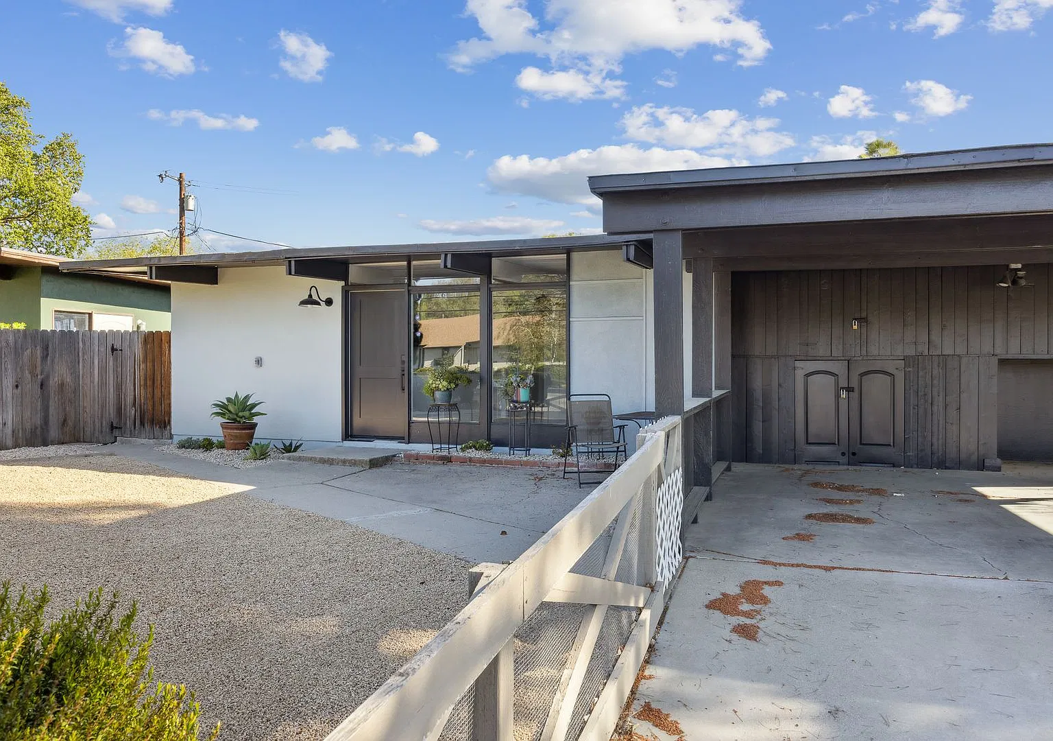 Creston Dr. Duplex — Photo 2