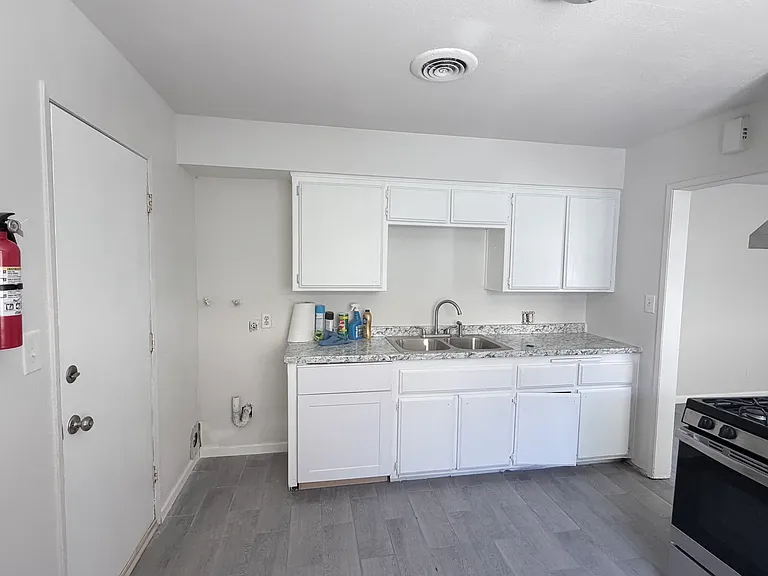3412 N Chester Ave #C — Photo 6