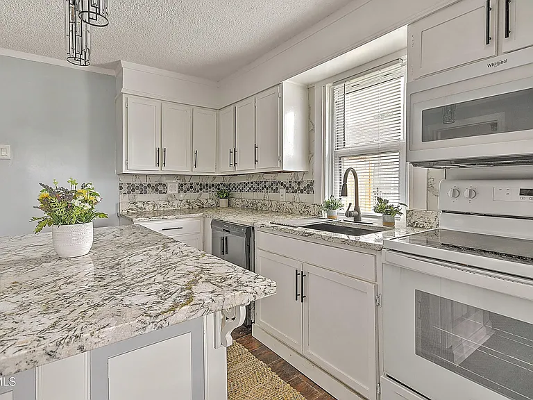1208 Riverside Ave — Photo 10