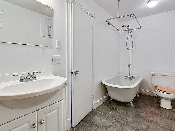 5th image of 908 Montegut St