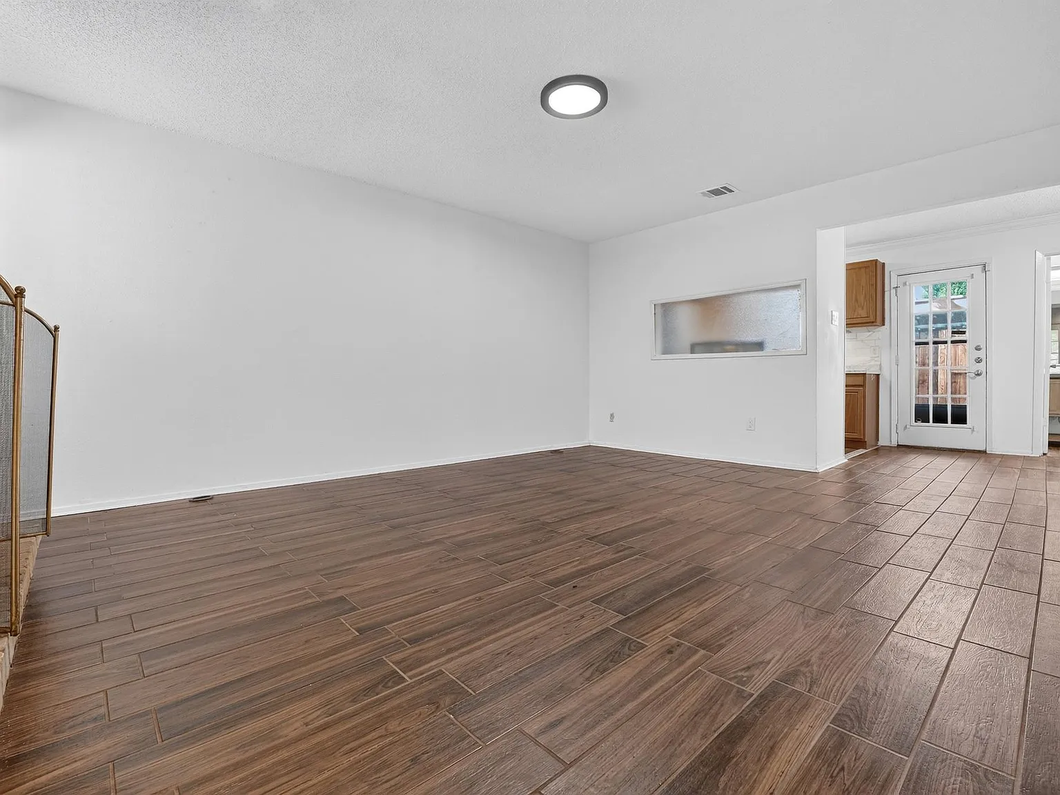 2 bed, 1.5 bath, 968 sqft, $1,350 — Photo 2