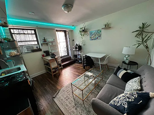 Rented by Salon Realty Corp | media 1