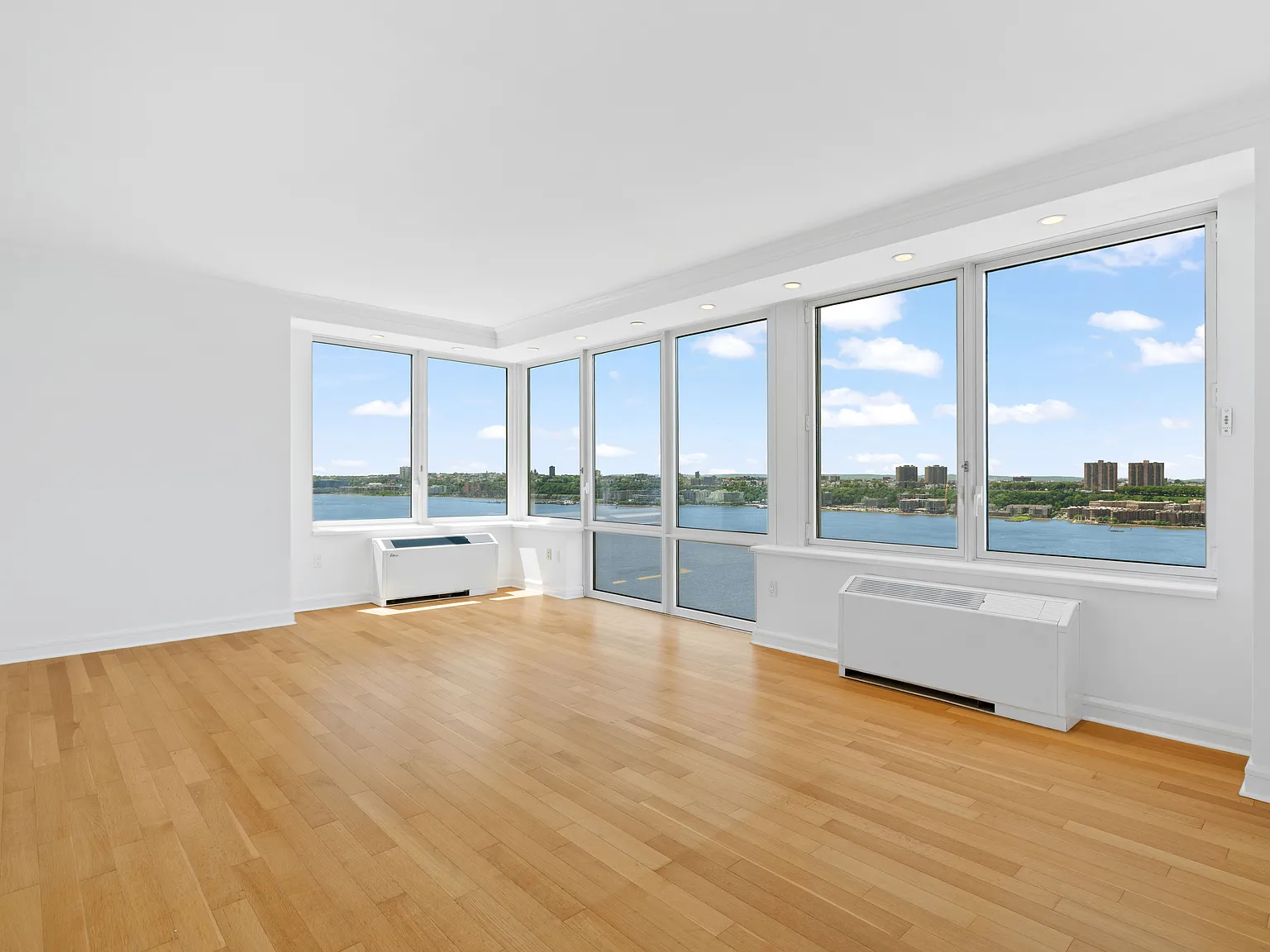 80 Riverside Boulevard — Photo 4