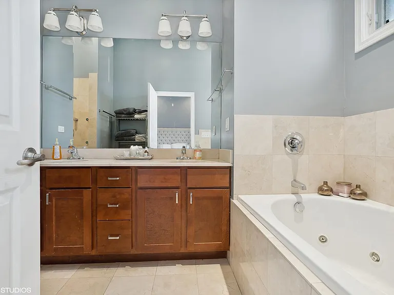 2629 W Chicago Ave #4 — Photo 8