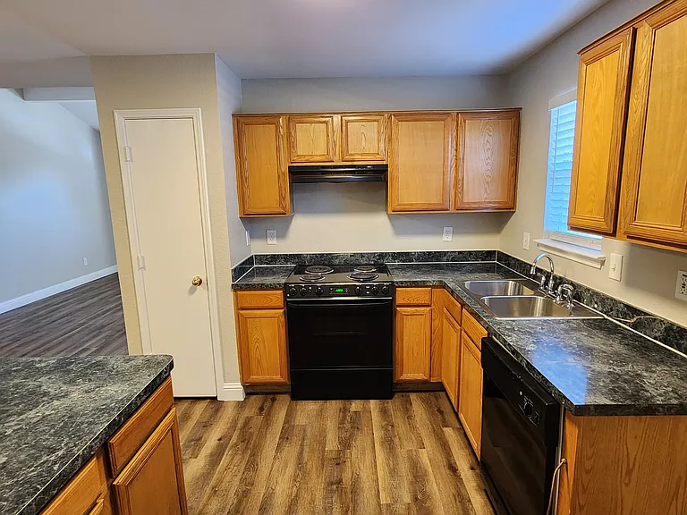 607 Hollyberry Dr — Photo 12