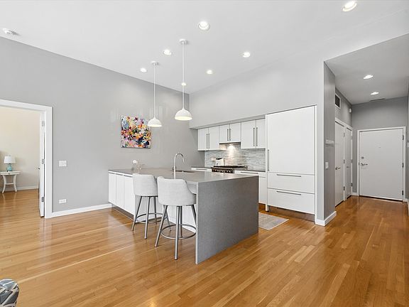 5th image of 2028 W Division St APT 201