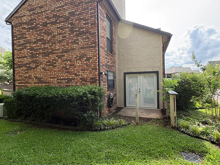 827 W Harwood Rd #E — Photo 23