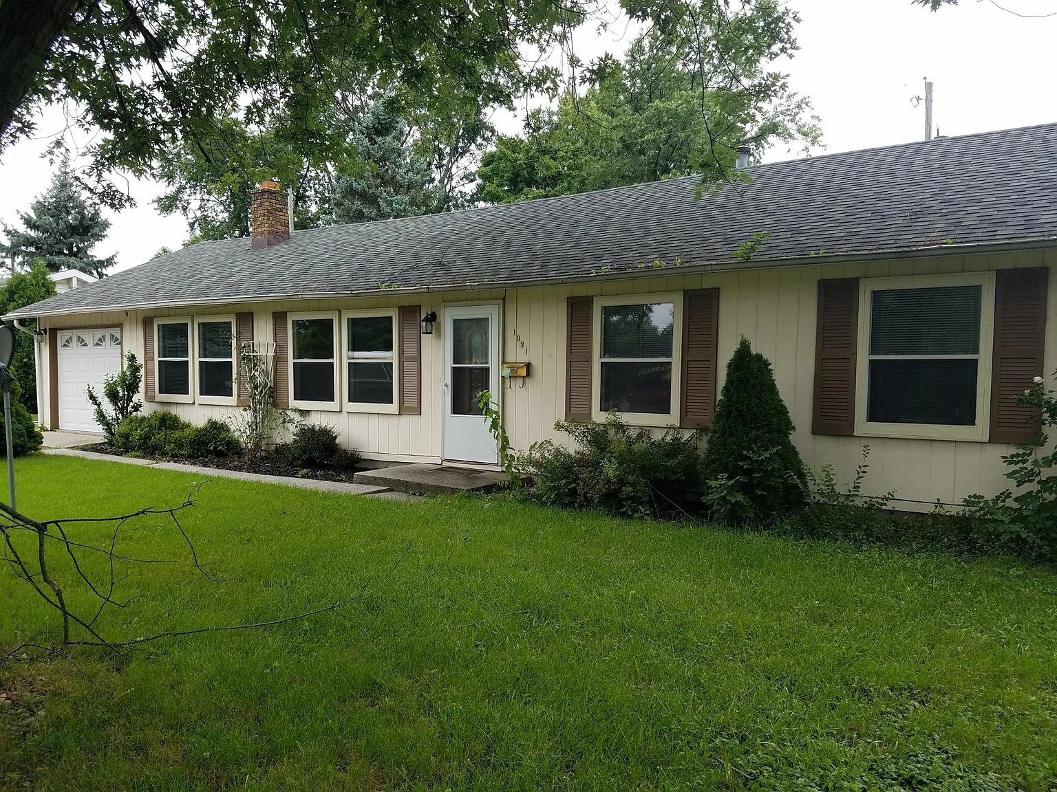1021 E Washington Center Rd photo 1